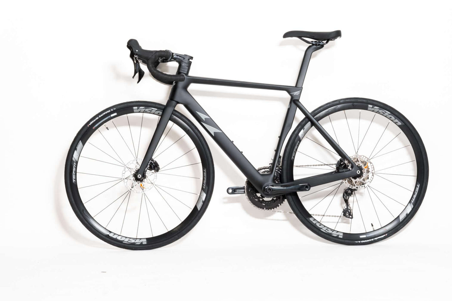 A2 Bikes Rogue - Shimano 105 triathlon bike side